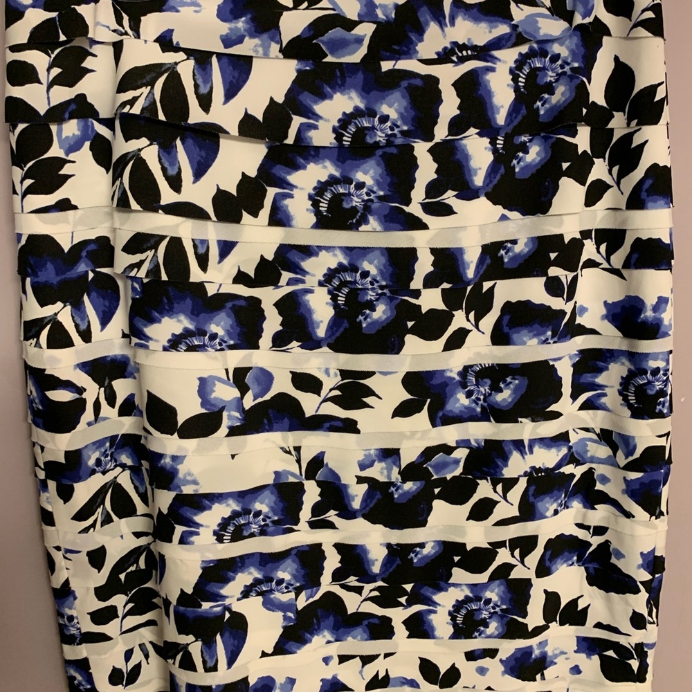 White House Black Market ruffled floral skirt size 8 blue black and white tiered